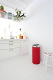 Bote touch bin rojo 30lts Brabantia