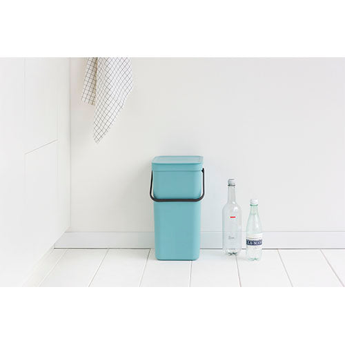 Cubo reciclaje con asa menta 16 L Brabantia desc
